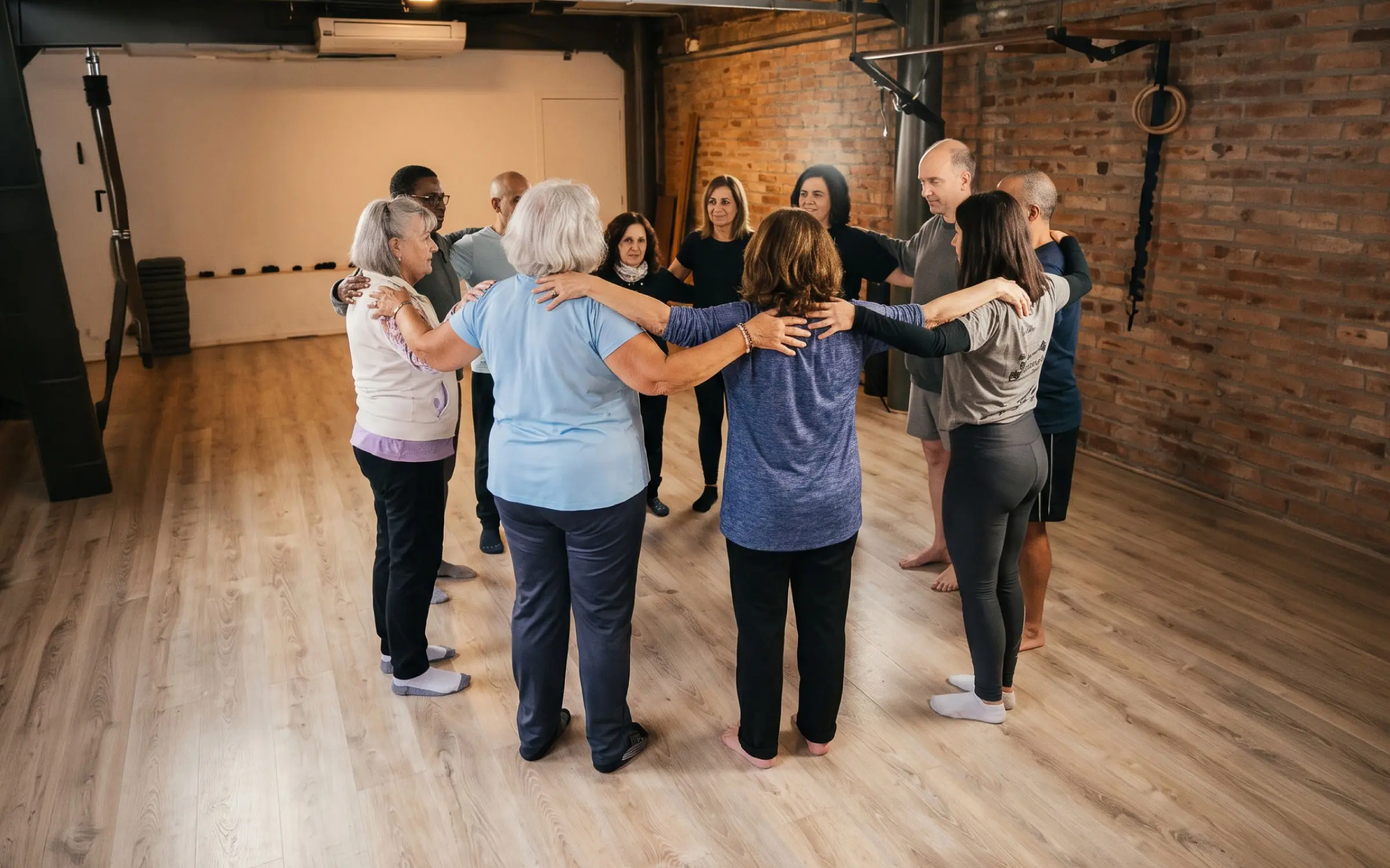 Adultos mayores en movimiento en clase grupal